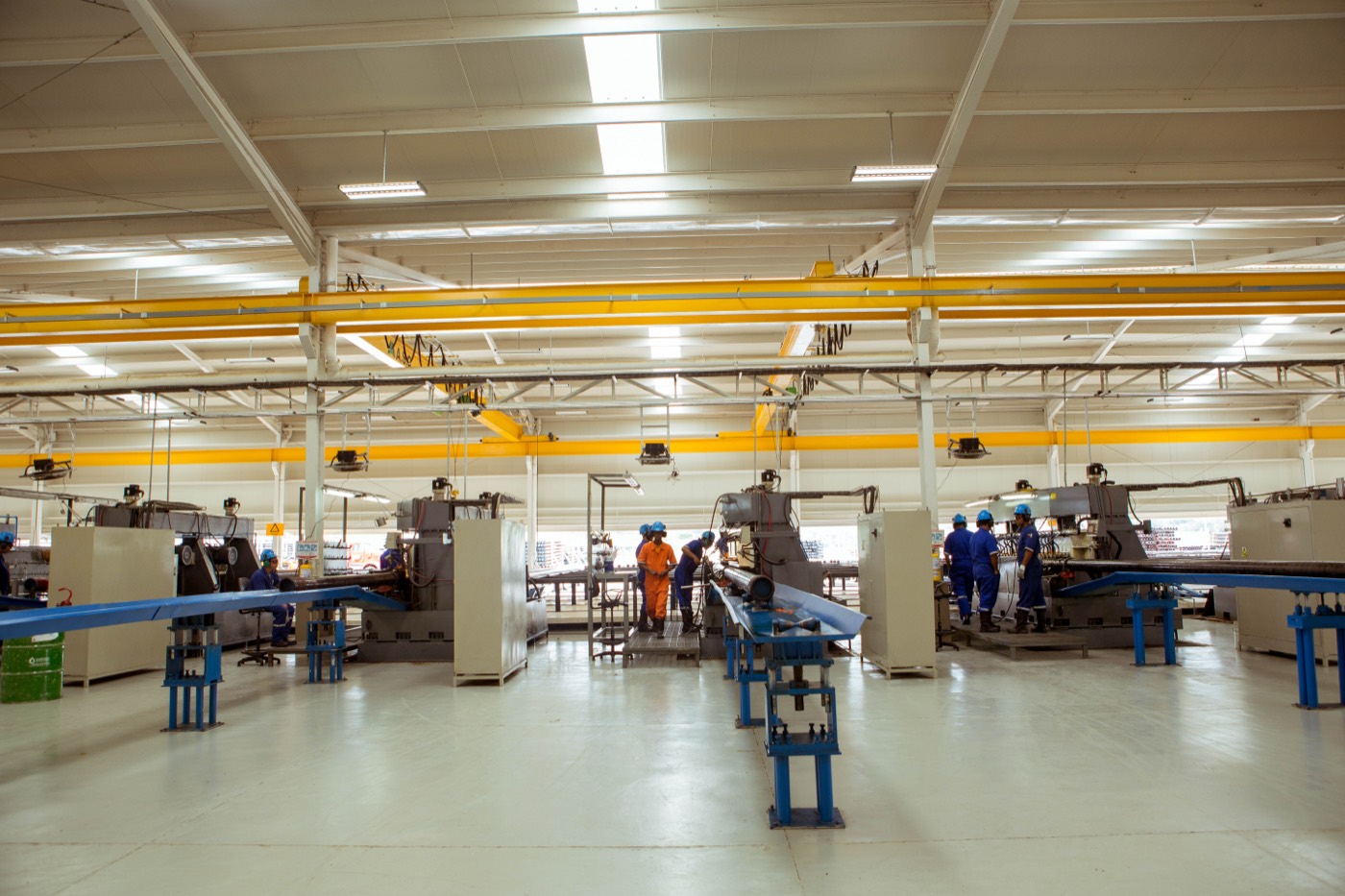 La línea de máquinas en la nave de producción