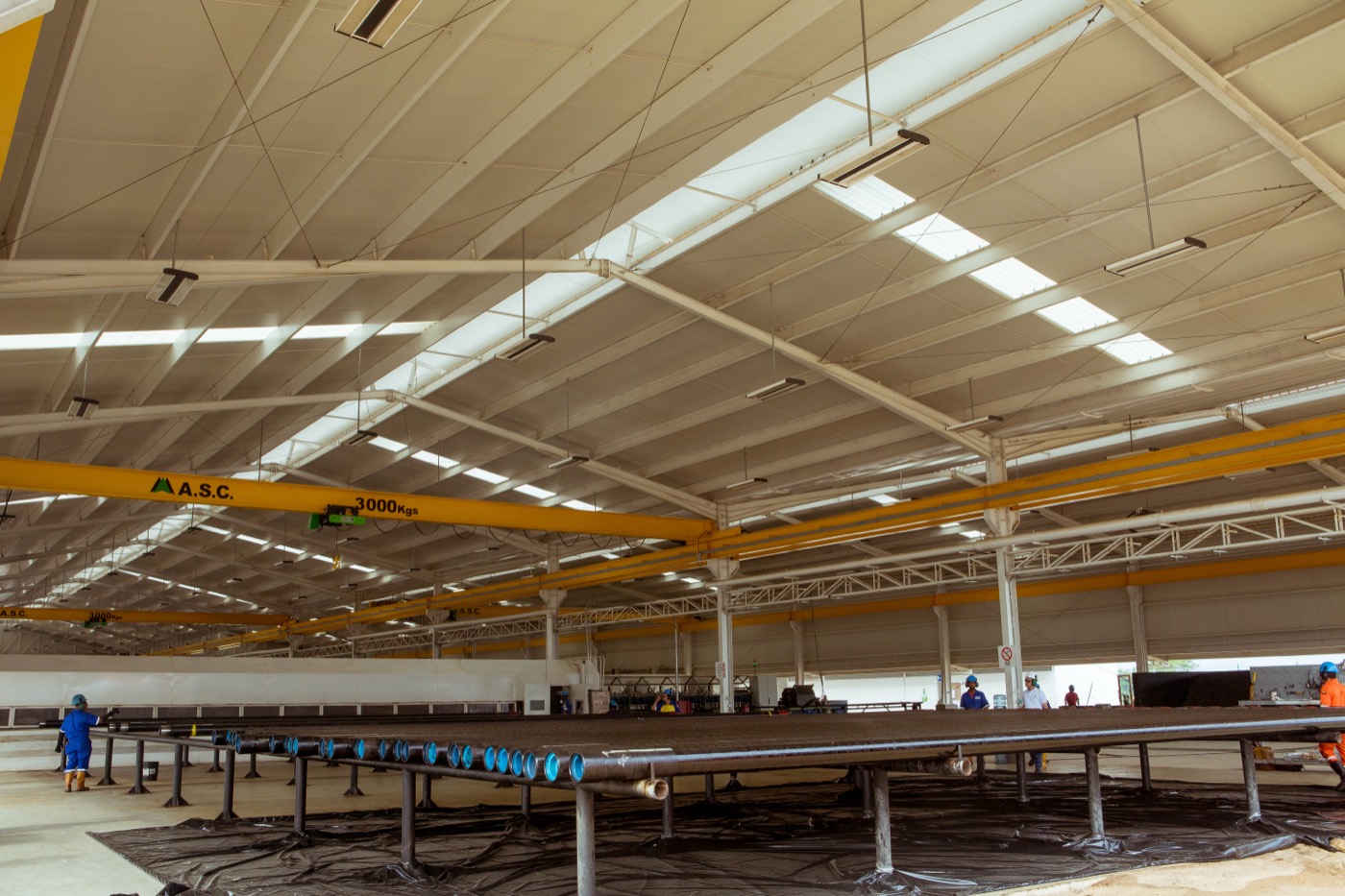 The production hall under its roof trusses